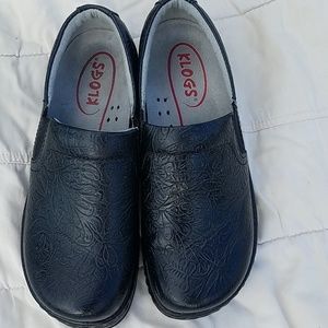 KLOGS Black embossed 7.5 wide. Clogs like new!